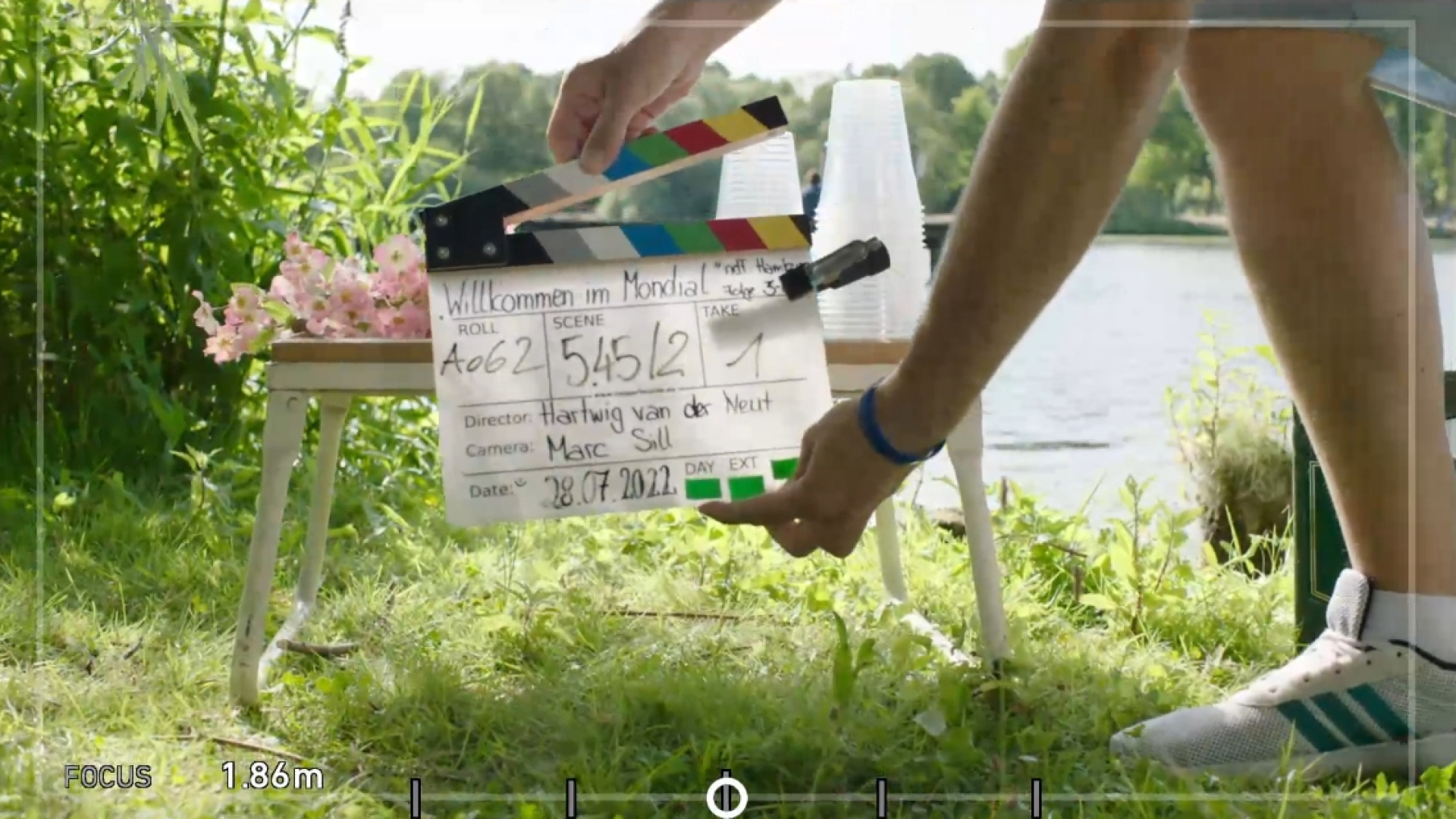 Abbildung der Filmklappe zu den Dreharbeiten der TV Serie Hotel Mondial