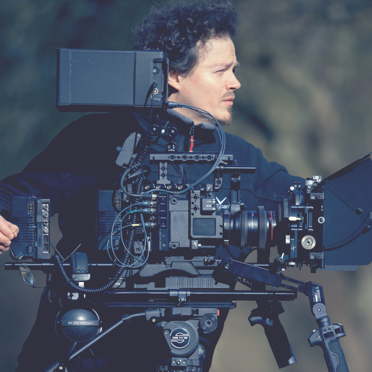 Abbildung von Sebastian Ugovsky-Strassburger mit Filmkamera